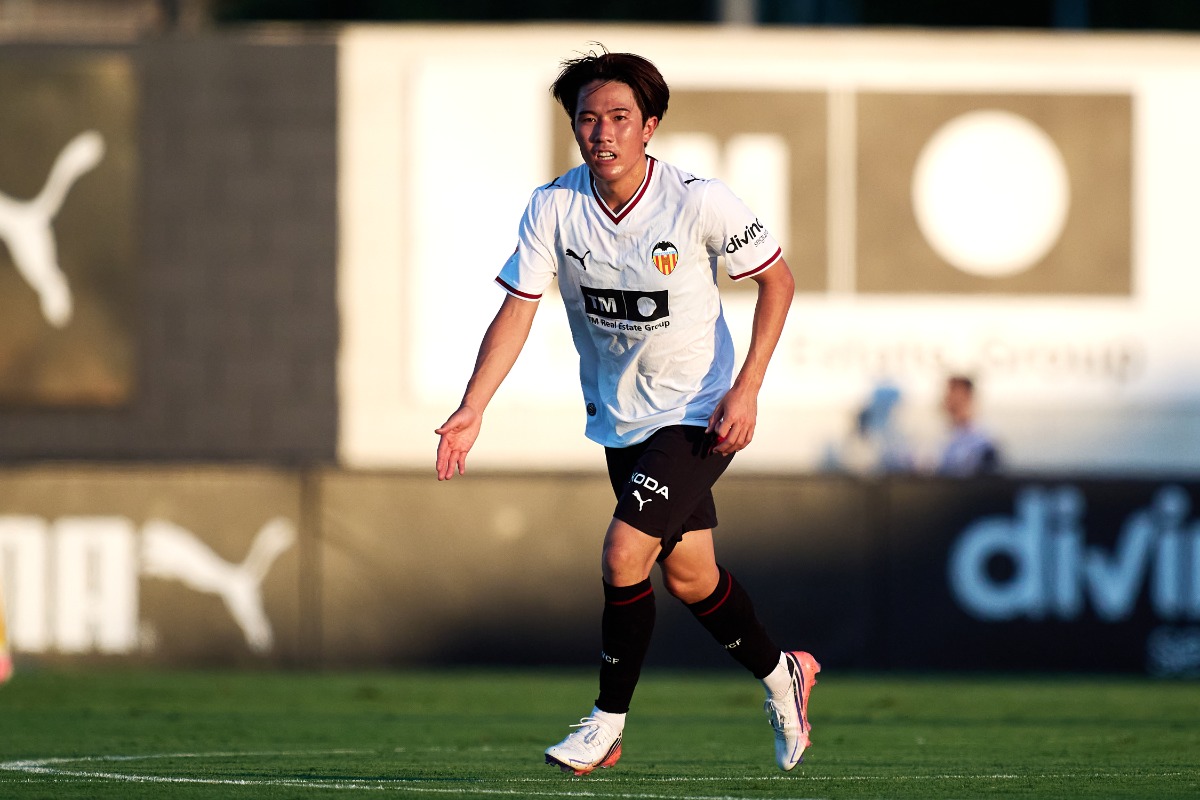 バレンシアに移籍した佐藤龍之介【写真：Quality Sport Images/アフロ】