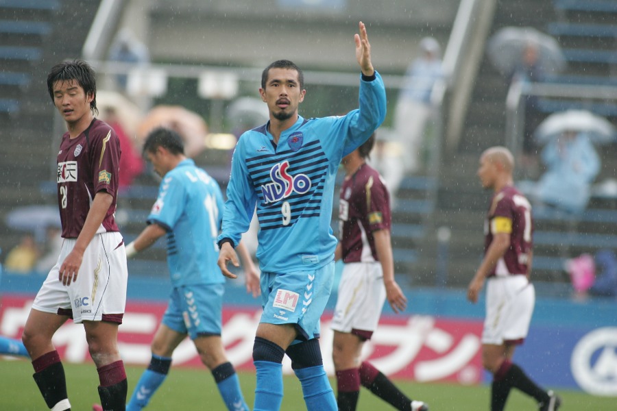 横浜FCでプレーした久保竜彦【写真：アフロ】