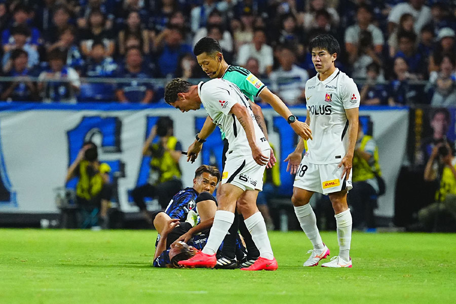 相手選手に詰め寄ったマテウス・サヴィオ【写真：荒川祐史】