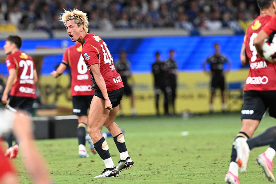 フル出場で圧巻プレーを見せた鈴木優磨【写真：徳原隆元】
