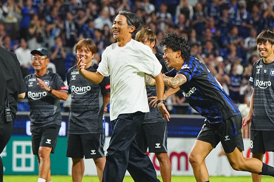 初勝利を収めたG大阪の明神監督【写真:荒川祐史】