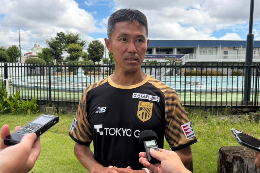 取材に応じたFC東京の松橋力蔵監督【写真:河合拓】