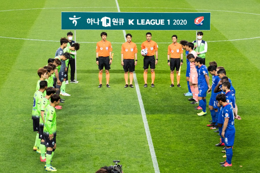 JリーグとKリーグの観客数の差は【写真:新華社/アフロ】