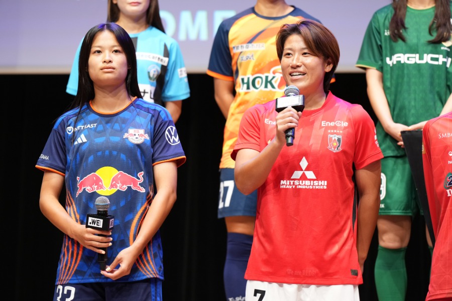 RB大宮の佐藤百音(左)と浦和の高橋はな【写真:©️WEリーグ】