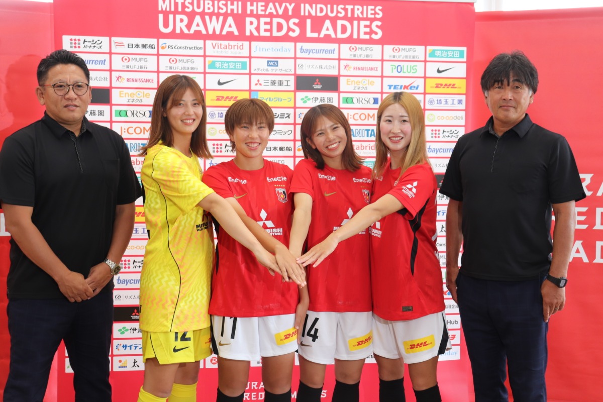 会見に臨んだ(左から)工藤SD、福田、川船、菊池、大西、堀監督【写真:轡田哲朗】