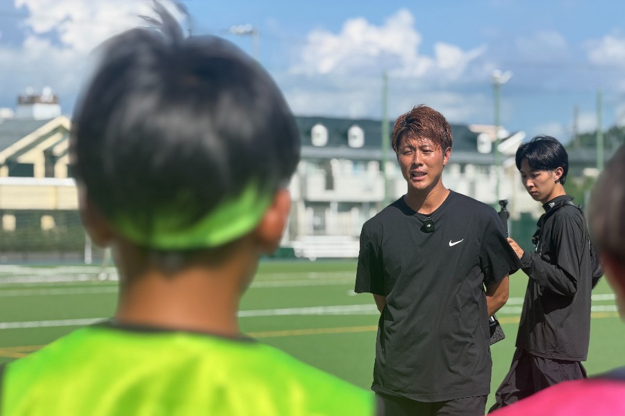 子供たちを指導する柿谷曜一朗氏【写真：FOOTBALL ZONE編集部】