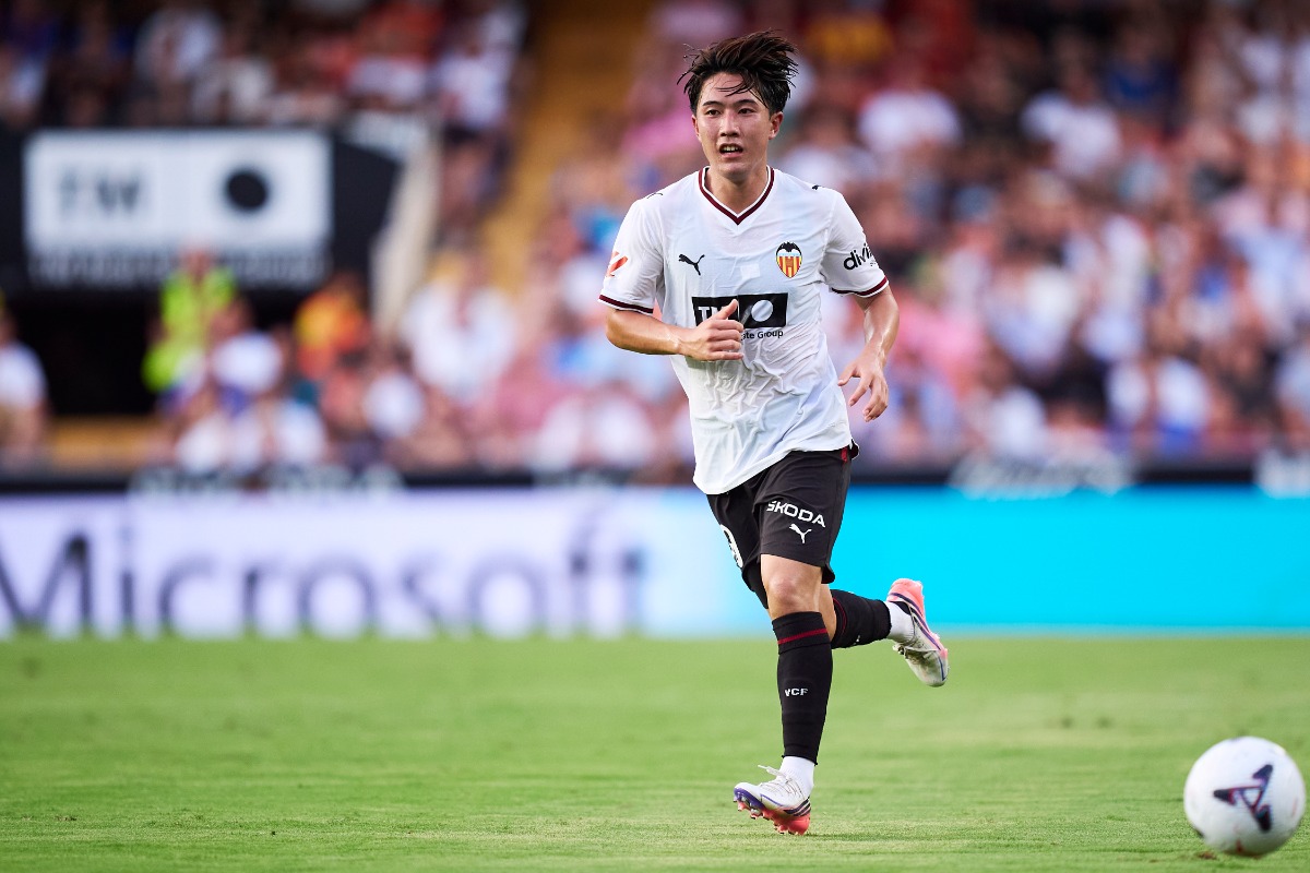 バレンシアの佐藤龍之介が開幕戦で好プレー【写真:Quality Sport Images/アフロ】