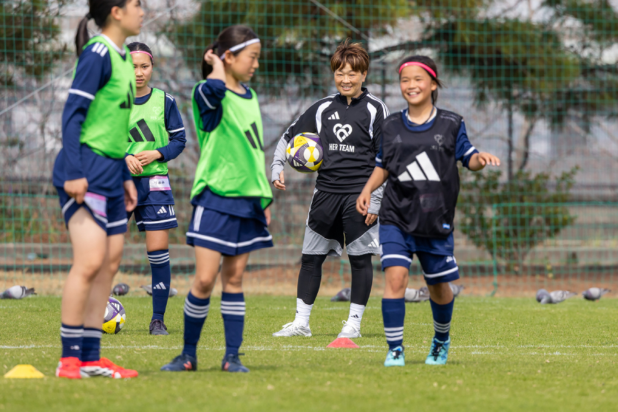 「HER TEAM CUP」で笑顔を見せる宮間あや氏