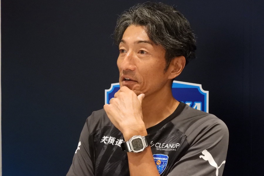 横浜FCを率いる須藤大輔監督【写真:元川悦子】