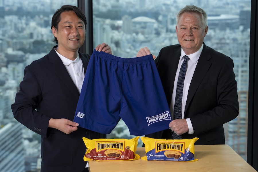 FC東京の白井英介社長(左)とパティーズ・フード・グループのポール・ヒッチコックCEO(右)
