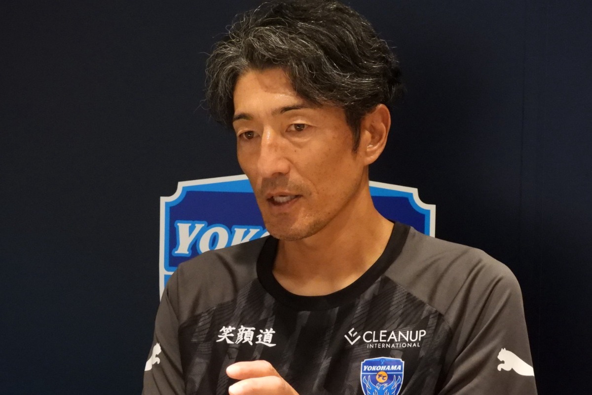 横浜FCを率いる須藤大輔監督【写真:元川悦子】