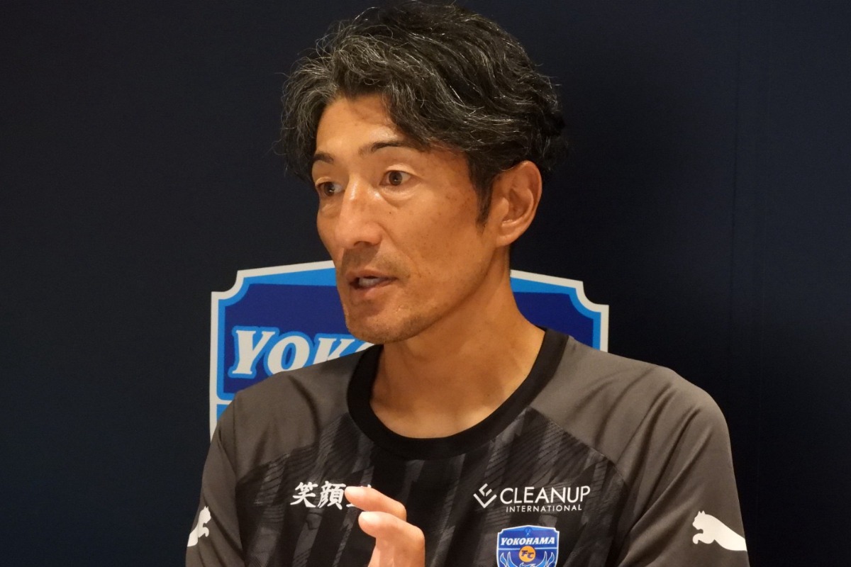横浜FCを率いる須藤大輔監督【写真：元川悦子】