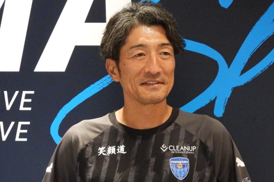 横浜FCを率いる須藤大輔監督【写真:元川悦子】