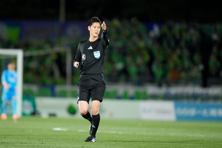 大橋侑祐主審【写真:アフロスポーツ】