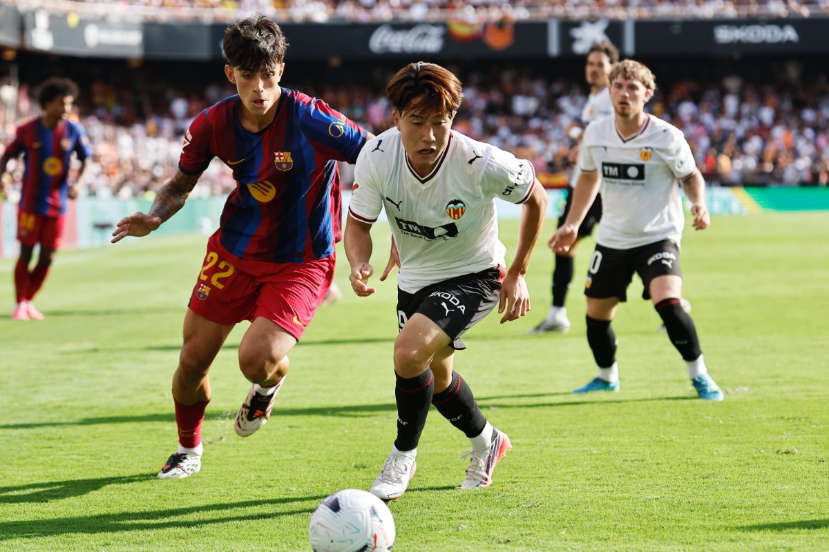 途中出場となったバレンシアの佐藤龍之介【写真:ムツ・カワモリ/アフロ)