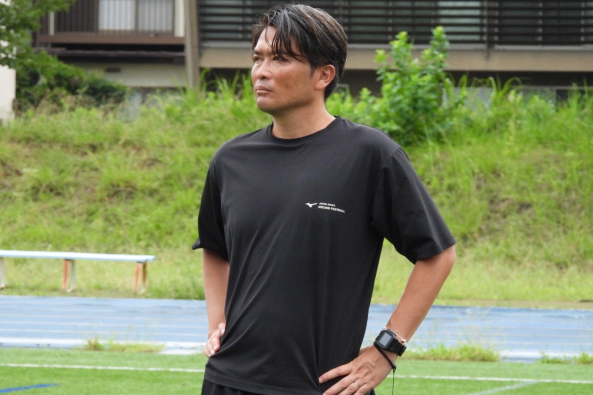 インタビューに応じた東京学芸大学蹴球部監督の岩政大樹氏【写真:FOOTBALL ZONE編集部 】