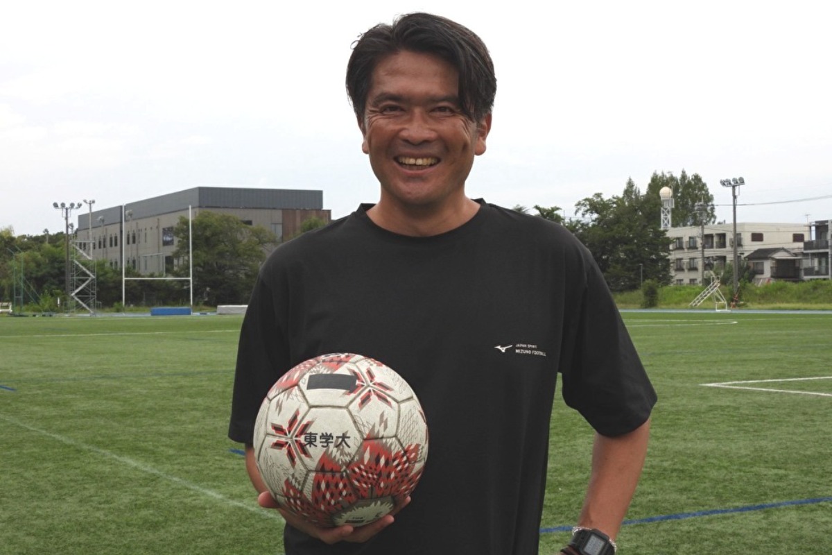 インタビューに応じた東京学芸大の岩政大樹監督【写真:FOOTBALL ZONE編集部 】