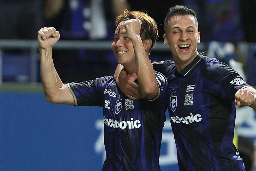 G大阪の安部柊斗(左)【写真:産経新聞社】