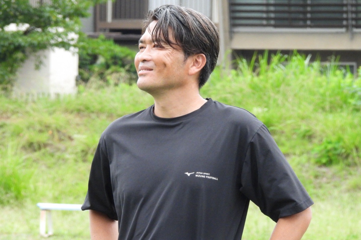 インタビューに応じた東京学芸大の岩政大樹監督【写真：FOOTBALL ZONE編集部】