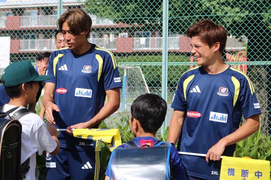 下校の見守り活動を行った松原健(左)と宮市亮【写真:FOOTBALL ZONE編集部】
