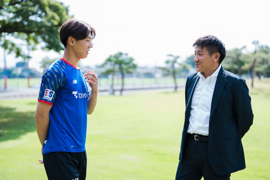 帝京ロンドン学園高等部サッカーコース主任の三谷大輔氏（右）。稲村選手の経験談に何度も頷いていた