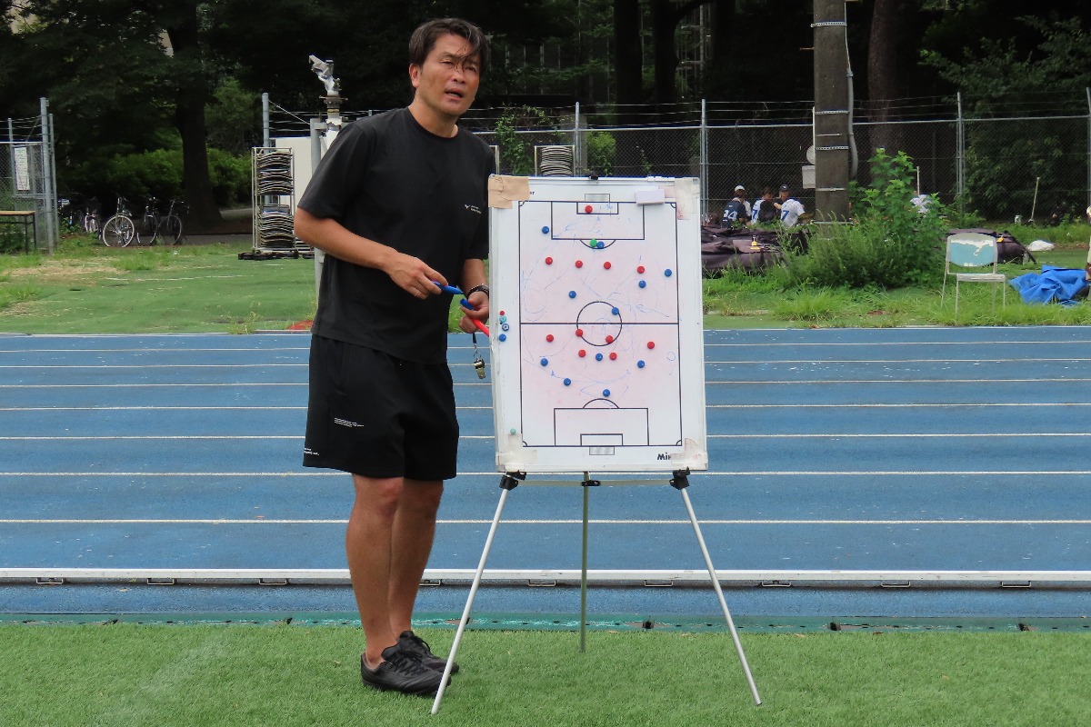 インタビューに応じた東京学芸大の岩政大樹監督【写真:元川悦子】