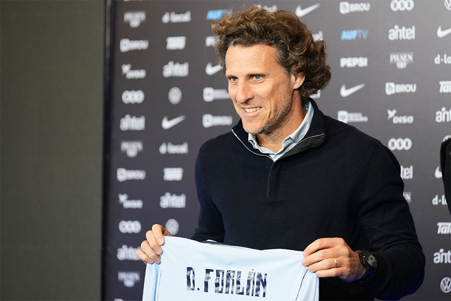 ウルグアイ代表を率いるディエゴ・フォルラン監督【写真：AP/アフロ】