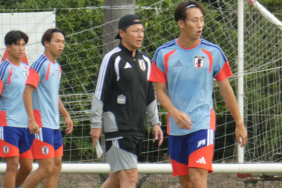 大岩監督が第2戦へ向けて取材に応じた【写真:徳原隆元】