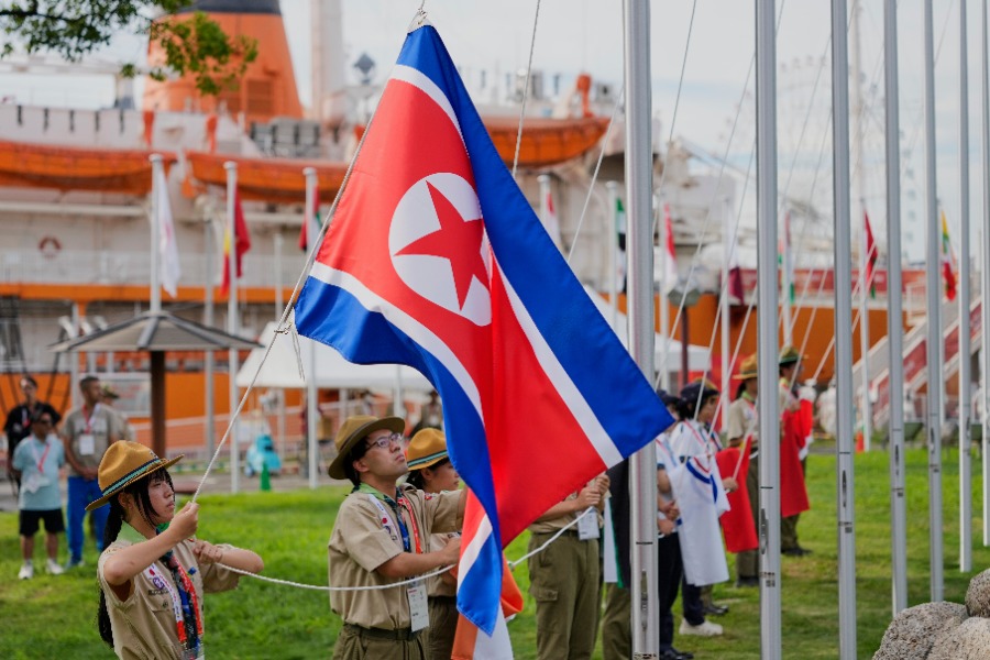 北朝鮮代表が日本宿舎のスタッフと交流【写真：AP/アフロ】