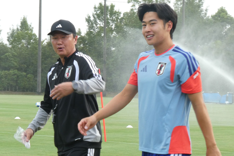 市原吏音と大岩剛監督【写真:FOOTBALL ZONE編集部】