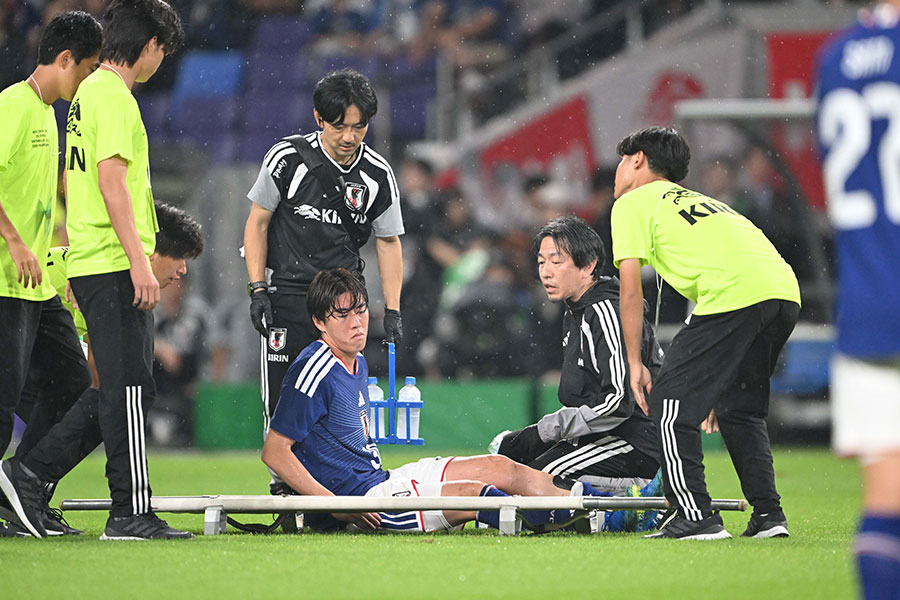 日本代表の熊坂光希が左膝を痛めて負傷交代【写真:徳原隆元】
