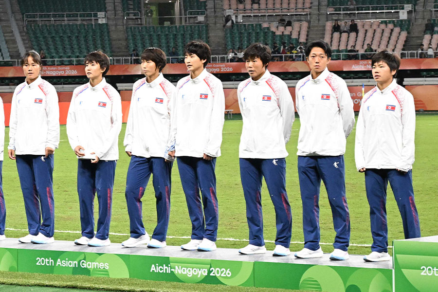 広島でプレーするリ・ソンア（右から2番目）【写真：徳原隆元】