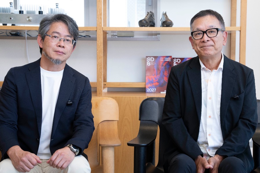 前Jリーグチェアマンの村井満氏(右)と中央大の渡辺岳夫教授【写真:増田美咲】