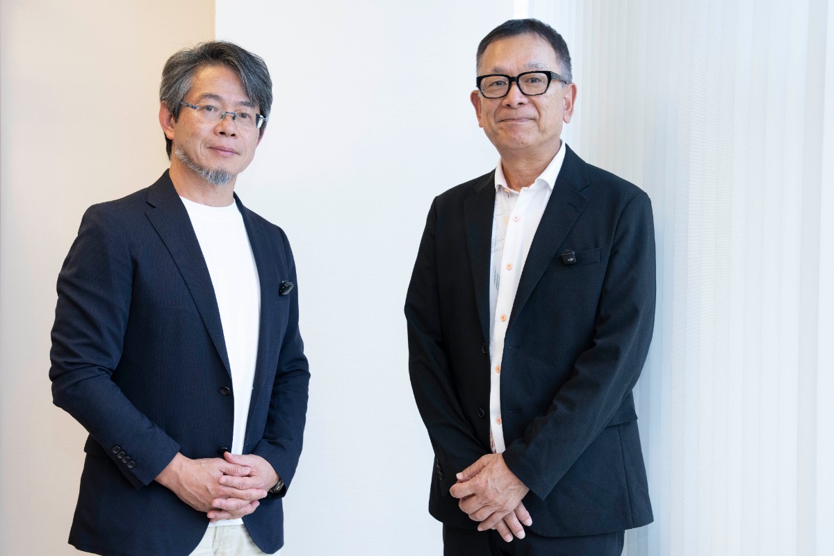 前Jリーグチェアマンの村井満氏(右)と中央大の渡辺岳夫教授【写真:増田美咲】