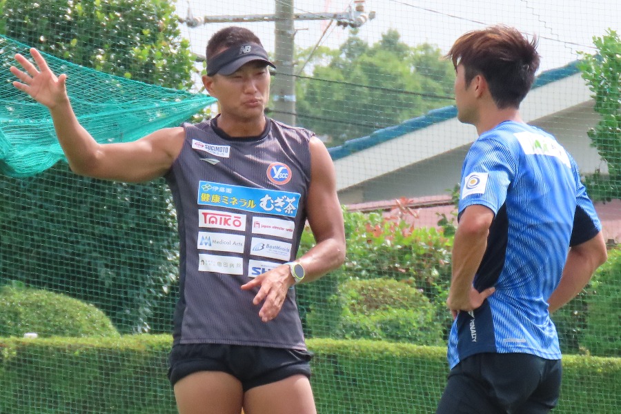 Y.S.C.C.横浜で指導する鄭大世氏【写真：元川悦子】