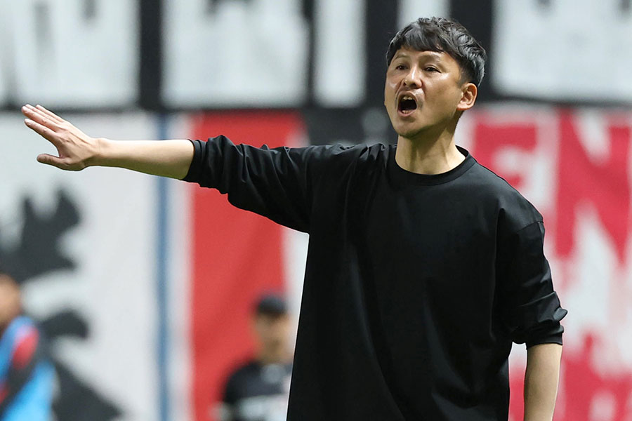 札幌の川井健太監督【写真:産経新聞社】