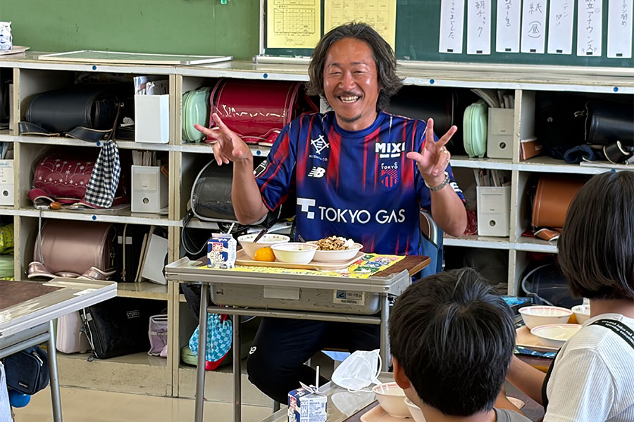 石川直宏コミュニティジェネレーターが小学校を訪問【写真：(C) FC TOKYO】