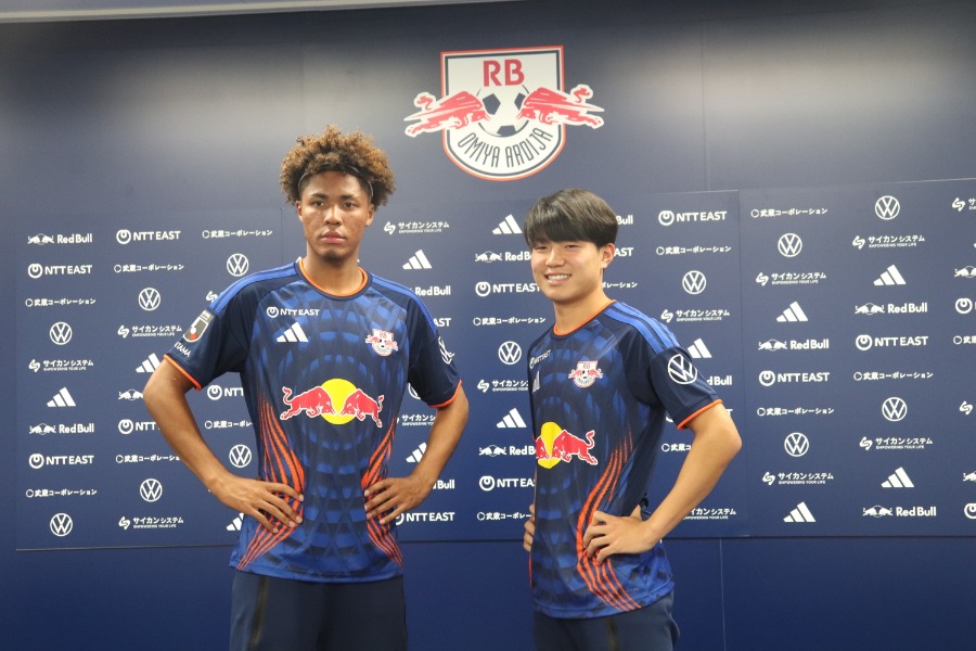 RB大宮の加入内定となったメンディー・サイモン友(左)と古川蒼真【写真:轡田哲朗】