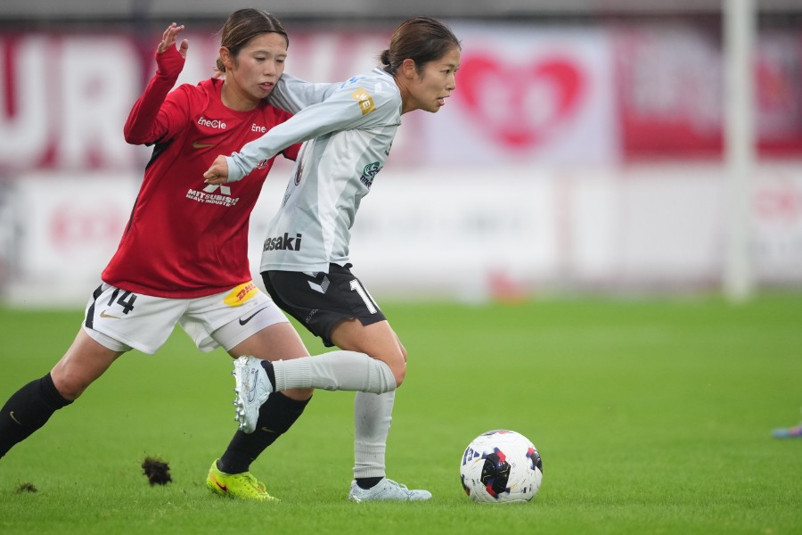 INAC神戸の成宮唯（右）【写真：(C) WE LEAGUE】
