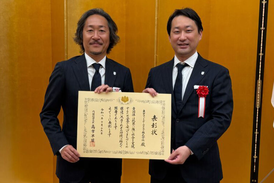 石川直宏コミュニティジェネレーターと白井英介社長【写真:(C) FC TOKYO】