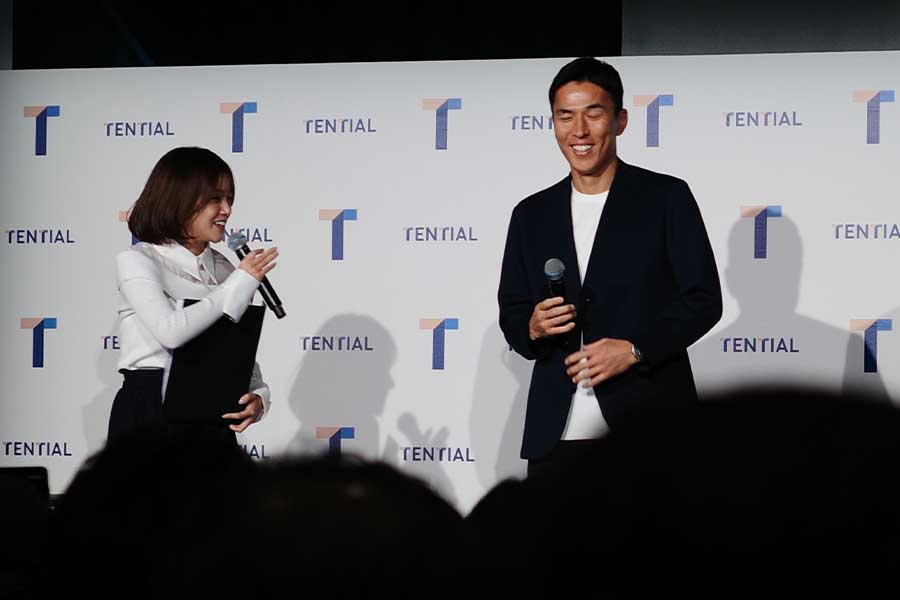 長谷部誠コーチが中川絵美里キャスターにツッコミ【写真：FOOTBALL ZONE編集部】