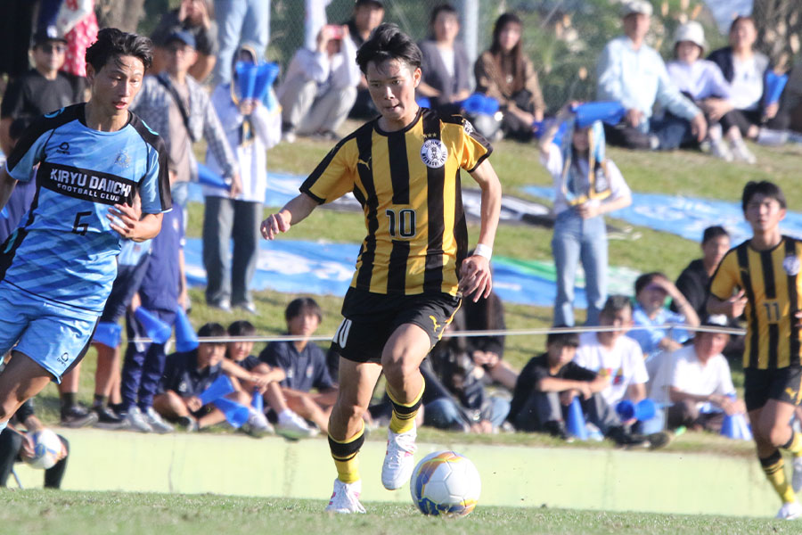 前橋育英の背番号10を背負う2年生の平林尊琉【写真:FOOTBALL ZONE編集部】