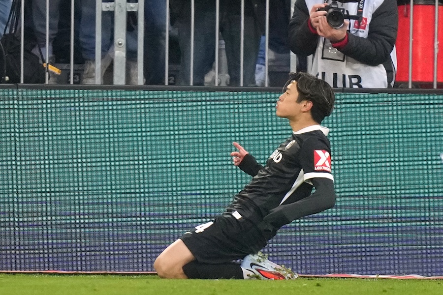 バイエルン相手にゴールを決めた鈴木唯人【写真：AP/アフロ】