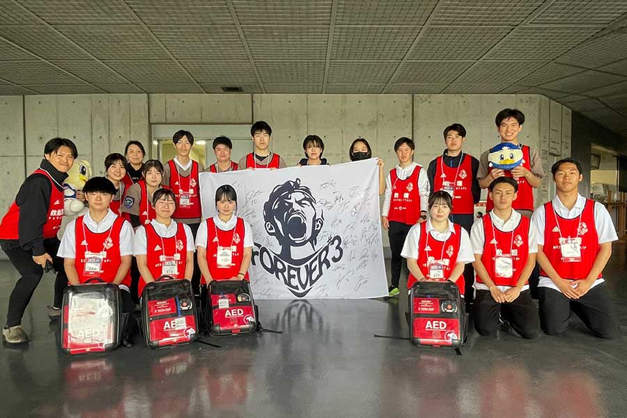 日産スタジアムで巡回活動を行う「ライフサポートチーム」【写真提供:横浜F・マリノス】