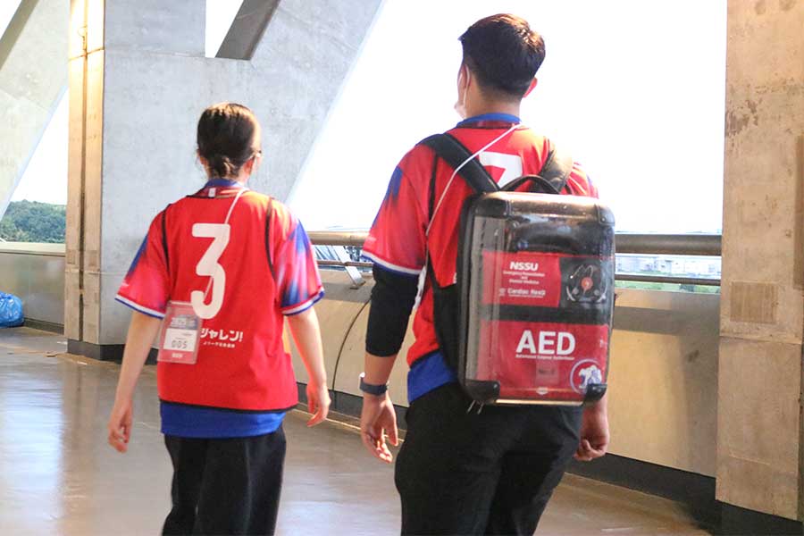 AEDと救護セットを携行し2人1組で会場内を巡回する【写真:FOOTBALL ZONE編集部】