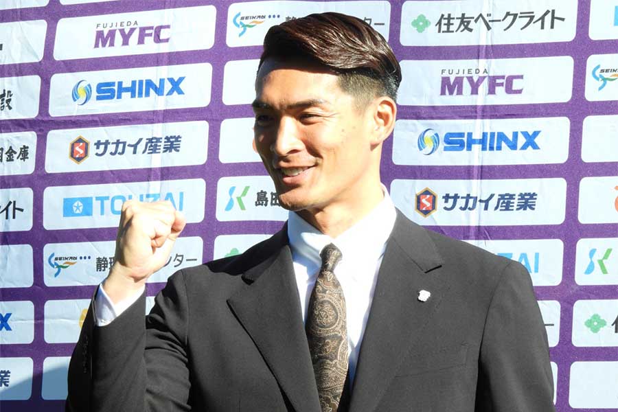 就任記者会見に臨んだ藤枝・槙野智章新監督【写真:FOOTBALL ZONE編集部】