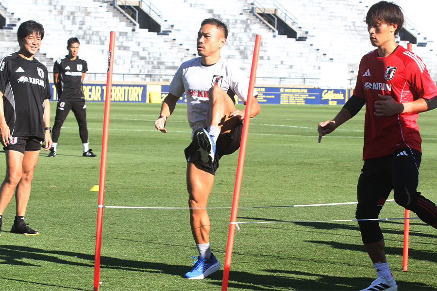 長友佑都がスタメン奪取に向けた熱い思いを話した【写真:FOOTBALL ZONE編集部】