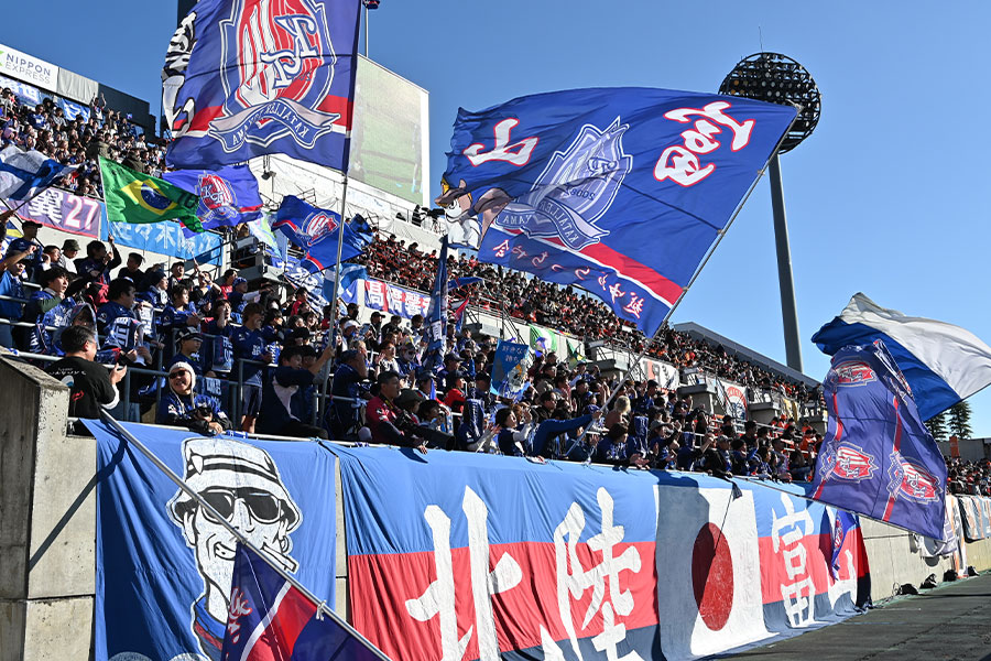 富山のボールボーイに注目【写真:アフロ】