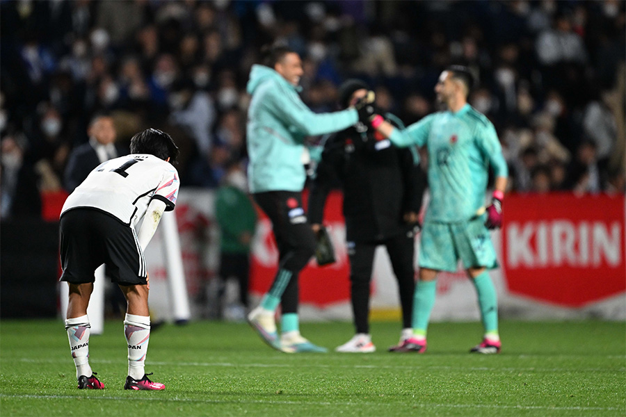 試合に敗れ膝に手を突く久保建英【写真：徳原隆元】